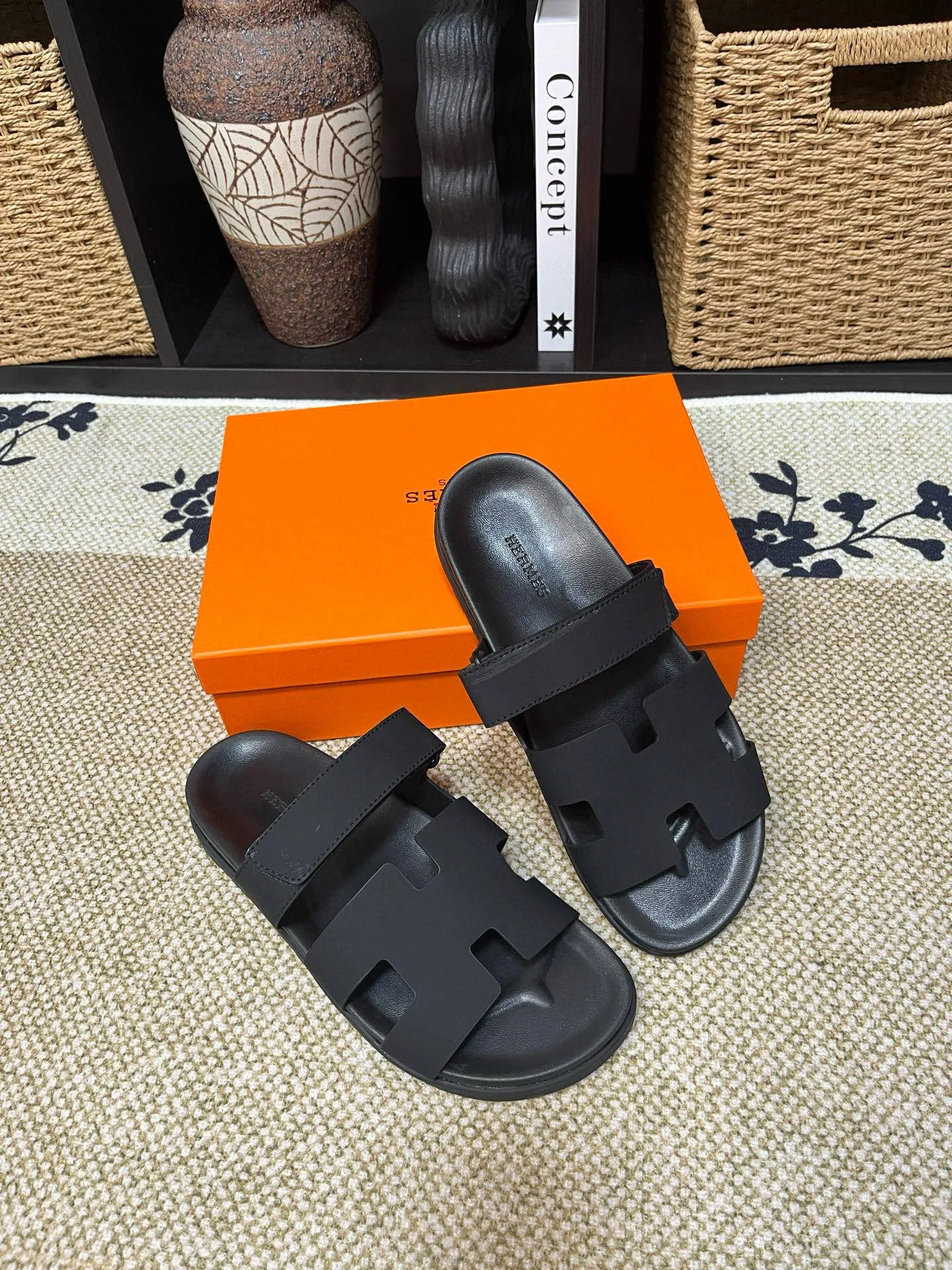P300 Long-term stock Hermes men’s Kazimir slippers for couples - top quality woven calfskin functional sandals with intertwined uppers inspired by the “H” iconic pattern to create a casual look, perfect for summer. Imported cowhide + cowhide lining + TUP outsole Size: 35-46